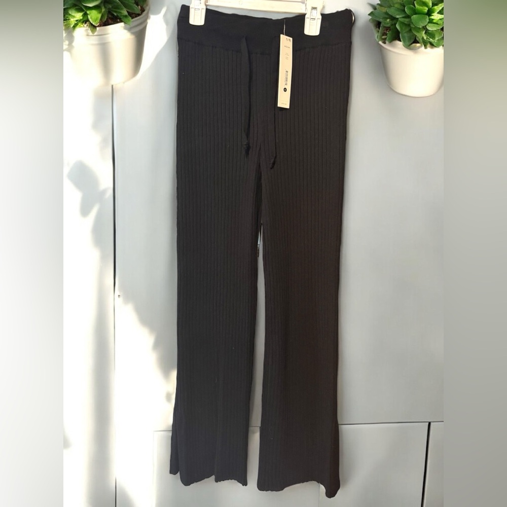 NWT! Aqua Bloomingdale’s Black ribbed Wide-Leg pants, Small, $78 retail!